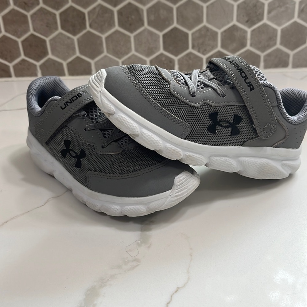 Under Armour Little boys size 10 tennis shoe.